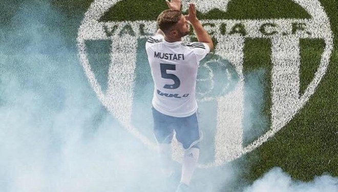 Mustafi prezantohet te Valencia me këngë shqipe (Video)