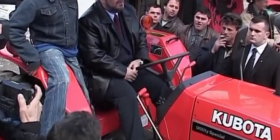 Nuk i grah veç Thaci traktorit…Nano bile edhe autobusit i grah! Kqyreni! (Video)