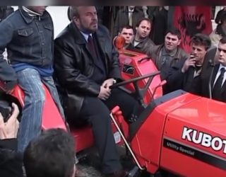 Nuk i grah veç Thaci traktorit…Nano bile edhe autobusit i grah! Kqyreni! (Video)