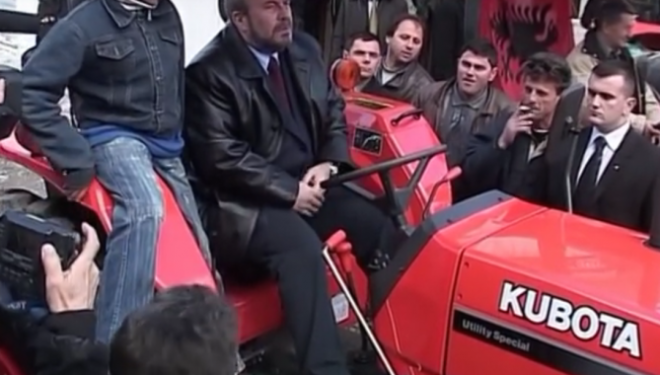 Nuk i grah veç Thaci traktorit…Nano bile edhe autobusit i grah! Kqyreni! (Video)