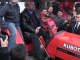 Nuk i grah veç Thaci traktorit…Nano bile edhe autobusit i grah! Kqyreni! (Video)