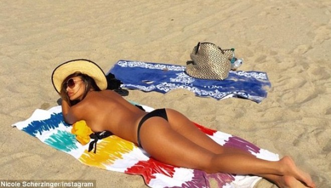 Nicole Scherzinger topless në Malibu