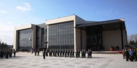 Objekti 6 milionësh i Ministrisë së FSK’së po vërshohet nga uji (Foto)