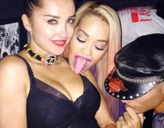Kujt po ia puthë… Rita Ora?! (Foto)