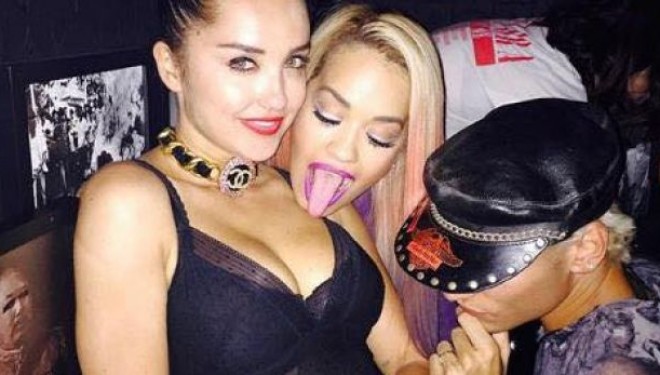 Kujt po ia puthë… Rita Ora?! (Foto)