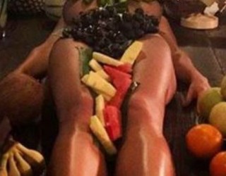 Pamjet që tërbuan internetin: Femra nudo që përdoren si vazo dekorative
