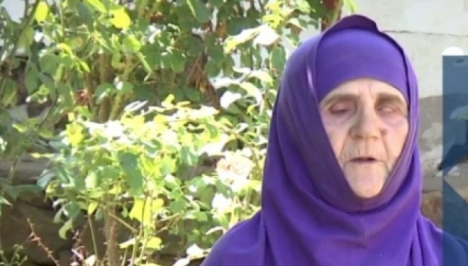 Rrëfim që ju bënë me lot: Plaka e verbër jeton në vetmi e në mjerim, më shumë e vizitojnë minjtë se njerëzit! (Video)