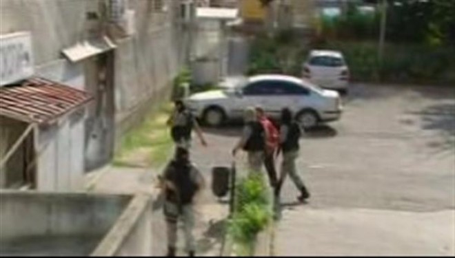 Pamje nga arrestimi i sotëm i të dyshuarve për lidhje me ISIS-in (Video)