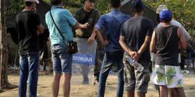Maqedoni, policia përdor gazin lotsjellës për të zmbrapsur refugjatët