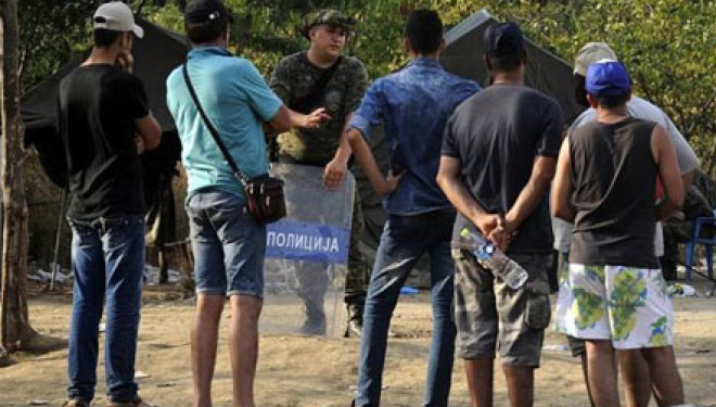 Maqedoni, policia përdor gazin lotsjellës për të zmbrapsur refugjatët