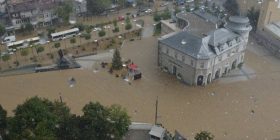 Prishtinën e merr uji – foto dramatike prej ndërtesës së Qeverisë