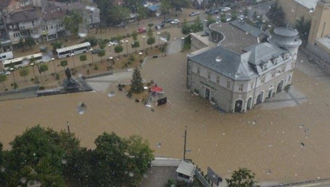 Prishtinën e merr uji – foto dramatike prej ndërtesës së Qeverisë