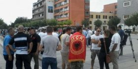 Bashkëluftëtarët e quajnë Hashim Thaçin hajn dhe e gjuajnë me shishe