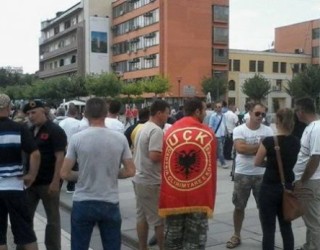 Bashkëluftëtarët e quajnë Hashim Thaçin hajn dhe e gjuajnë me shishe