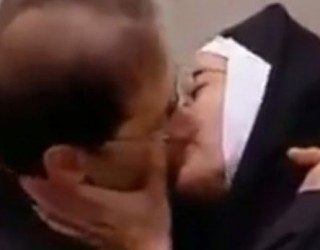 Prifti “kapet” duke u puthur me murgeshën (Video)