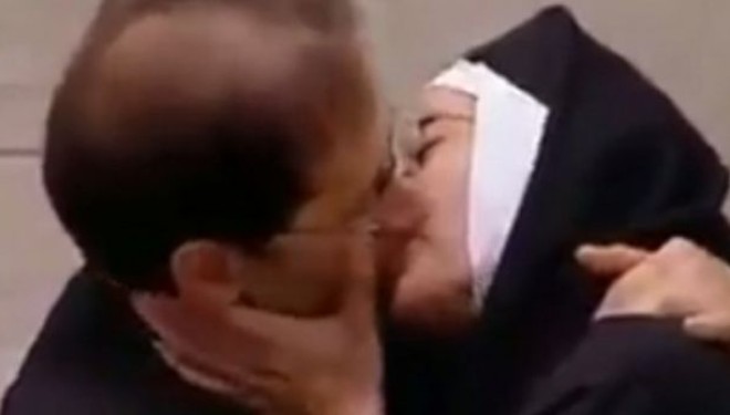 Prifti “kapet” duke u puthur me murgeshën (Video)