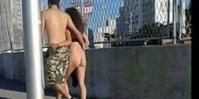 Shqiptar është ky çift që shëtit nudo? (Foto)