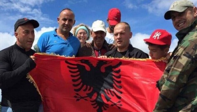 Në kufirin me Malin e Zi, Ramushi ngriti flamuri shqiptar (FOTO)