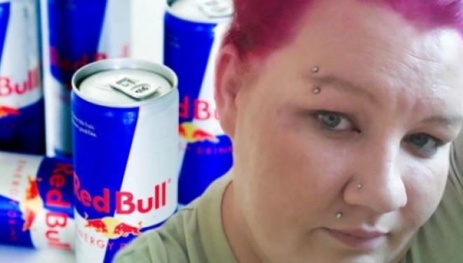 Pinte tridhjetë Red Bull në ditë, rrezikon të verbohet