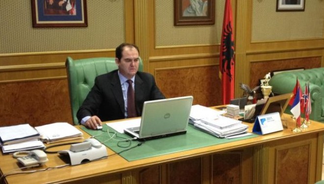 A po e mbështet Pacolli opozitën? (Foto)