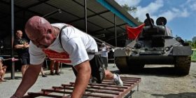 Rusi trondit botën: Tërheq tankun 26 ton (Video)
