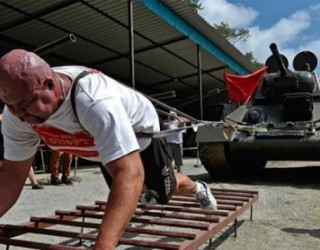 Rusi trondit botën: Tërheq tankun 26 ton (Video)
