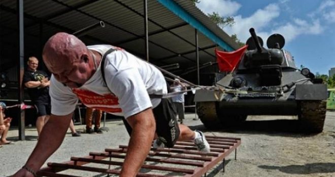 Rusi trondit botën: Tërheq tankun 26 ton (Video)