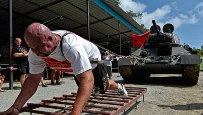 Rusi trondit botën: Tërheq tankun 26 ton (Video)