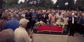 SKANDALOZE || Kryeministrin nuk e lënë të flas në varrimin e Stavilecit