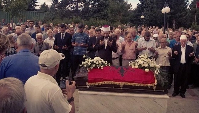 SKANDALOZE || Kryeministrin nuk e lënë të flas në varrimin e Stavilecit