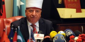 Myftiu shqiptar i Maqedonisë e tallë dhe e përqesh “dijetarin” Shefqet Krasniqi për nivelin e ulët të tij