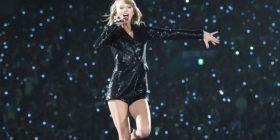 Tmerrohet Taylor Swift, kapet në këmbë nga fansi në koncert (Video)