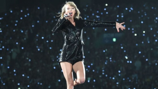 Tmerrohet Taylor Swift, kapet në këmbë nga fansi në koncert (Video)