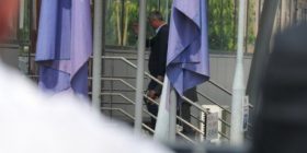 Ky është momenti kur veteranët e gjuajtën Thaçin me shishe (Foto)