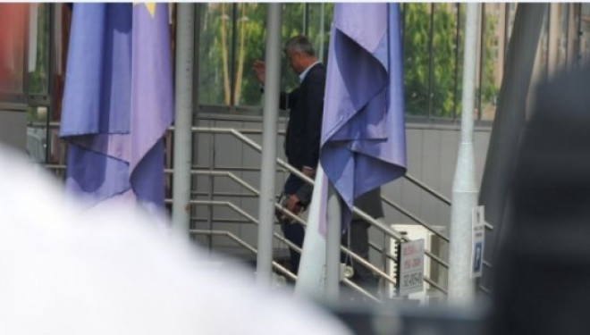 Ky është momenti kur veteranët e gjuajtën Thaçin me shishe (Foto)