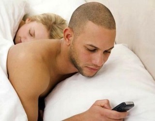 “Jam dashnorja e burrit tënd” / SMS e hap burri dhe shihni se çfarë i bën dashnores