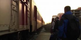 Dikush po paguan njerëz që të gjuajnë gurë në trenat e Kosovës (Video)