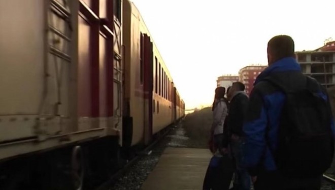 Dikush po paguan njerëz që të gjuajnë gurë në trenat e Kosovës (Video)