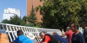 Veteranët thyejnë derën e hyrjes së oborrit të Qeverisë (Foto)