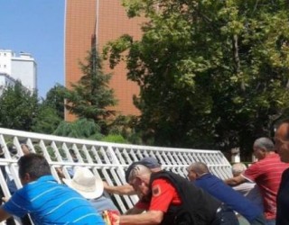Veteranët thyejnë derën e hyrjes së oborrit të Qeverisë (Foto)