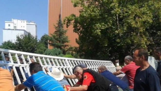 Veteranët thyejnë derën e hyrjes së oborrit të Qeverisë (Foto)