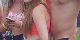 Vajza kapet duke luajtur me penisin e djalit në festivalin e krishterë (Foto)