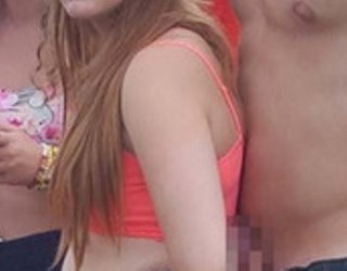 Vajza kapet duke luajtur me penisin e djalit në festivalin e krishterë (Foto)