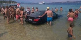 Vetura del nga rruga, kalon mbi kokat e turistëve në plazh