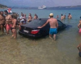 Vetura del nga rruga, kalon mbi kokat e turistëve në plazh