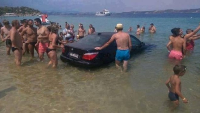 Vetura del nga rruga, kalon mbi kokat e turistëve në plazh