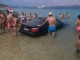 Vetura del nga rruga, kalon mbi kokat e turistëve në plazh