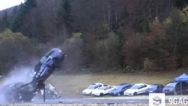 Ja si duket një aksident me makinë me 200km/h
