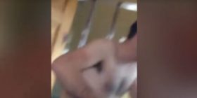Filmon vëllanë në dush: Reagimi i tij do ju shkrijë (Video)