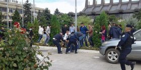 Policia: 55 vetura me goma të dëmtuara, 15 aktivistë të VV’së të arrestuar